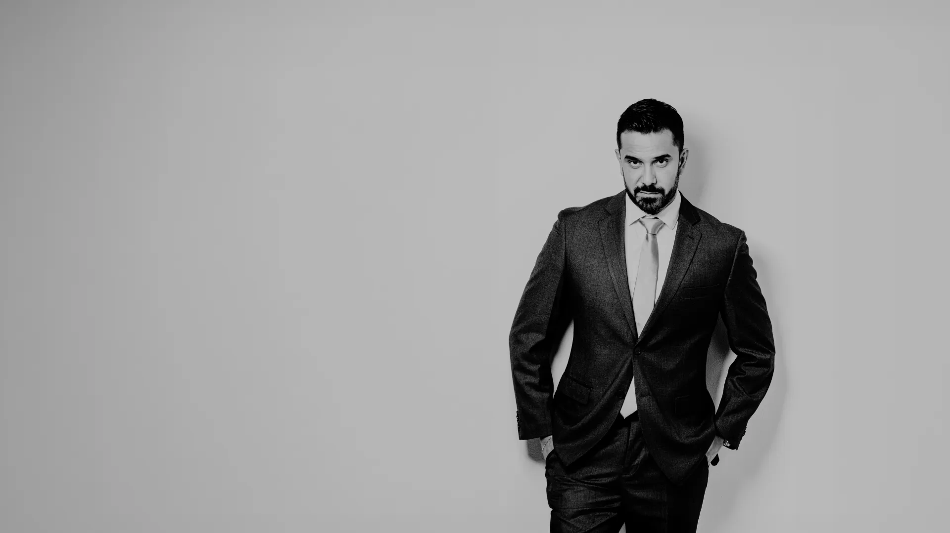 Retrato corporativo de Thiago Nassif, apresentador e colunista da Tarobá em Londrina, com autoridade visual